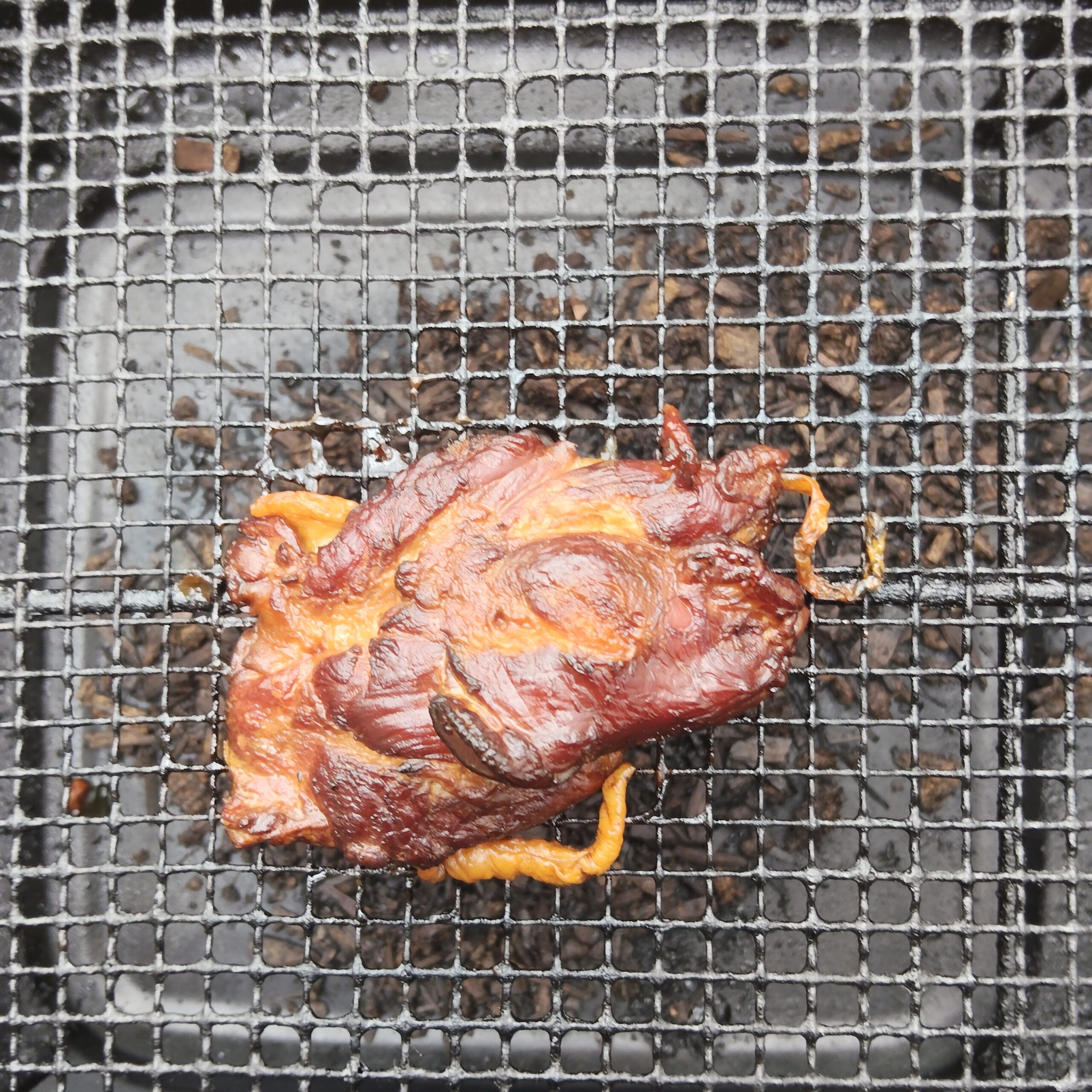 醤油粕チップで仕上げる燻製鶏（作業シーン）